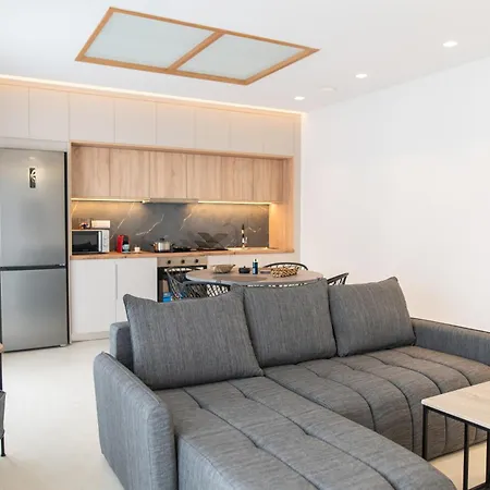 Apartment 30 Roses *